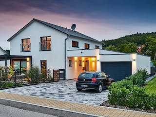 Fertighaus Haus Groß von Fertighaus WEISS Schlüsselfertig ab 477940€, Satteldach-Klassiker Außenansicht 2