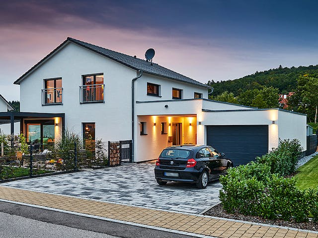 Fertighaus Haus Groß von Fertighaus WEISS Schlüsselfertig ab 467652€, Satteldach-Klassiker Außenansicht 2