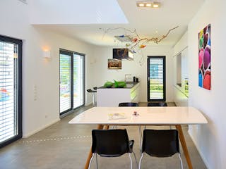 Fertighaus Haus Jacobi von Fertighaus WEISS Schlüsselfertig ab 533495€, Cubushaus Innenansicht 1