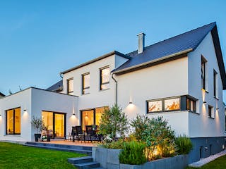 Fertighaus Haus John von Fertighaus WEISS Schlüsselfertig ab 617238€, Satteldach-Klassiker Außenansicht 1