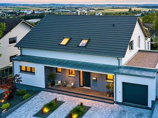 Fertighaus Haus John von Fertighaus WEISS Schlüsselfertig ab 593499€, Satteldach-Klassiker Außenansicht 2