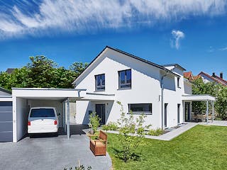 Fertighaus Haus Lenzen von Fertighaus WEISS Schlüsselfertig ab 436223€, Satteldach-Klassiker Außenansicht 2