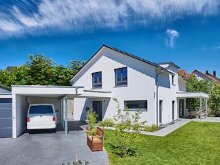 Fertighaus Haus Lenzen von Fertighaus WEISS Schlüsselfertig ab 453671€, Satteldach-Klassiker Außenansicht 2