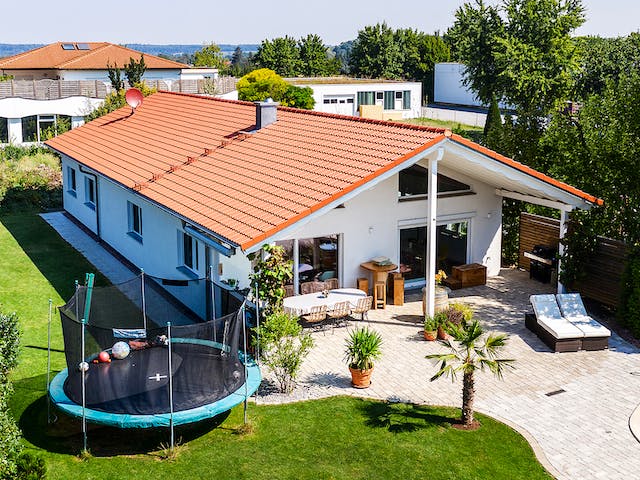 Fertighaus Haus Seiler von WEISS Holzhaus Schlüsselfertig ab 428875€, Bungalow Außenansicht 1