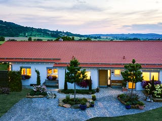 Fertighaus Haus Seiler von WEISS Holzhaus Schlüsselfertig ab 428875€, Bungalow Außenansicht 2