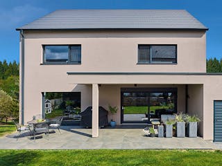 Fertighaus Haus Seyfried von Fertighaus WEISS Schlüsselfertig ab 473264€, Satteldach-Klassiker Außenansicht 2