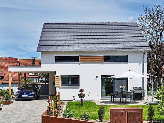 Fertighaus Haus Veith von WEISS Holzhaus Schlüsselfertig ab 371953€, Satteldach-Klassiker Außenansicht 2