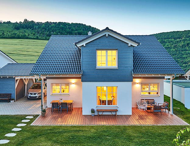 Einfamilienhaus mit Satteldach & kompletter Außenanlage (Garten, Terrasse, Zufahrt, Carport mit Gerätehaus) von Fertighaus WEISS