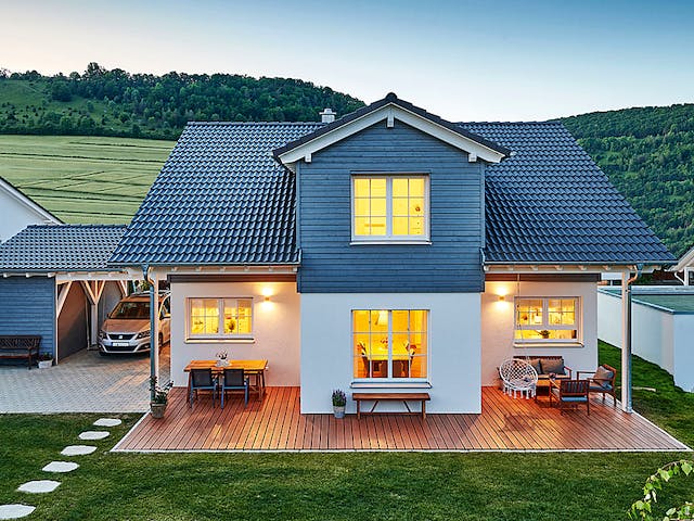 Fertighaus Haus Zaiser von WEISS Holzhaus Schlüsselfertig ab 410386€, Satteldach-Klassiker Außenansicht 1
