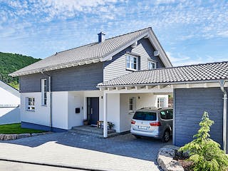 Fertighaus Haus Zaiser von WEISS Holzhaus Schlüsselfertig ab 410386€, Satteldach-Klassiker Außenansicht 2
