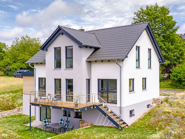 Fertighaus Kelari von Fingerhut Haus Schlüsselfertig ab 469995€, Satteldach-Klassiker Außenansicht 1