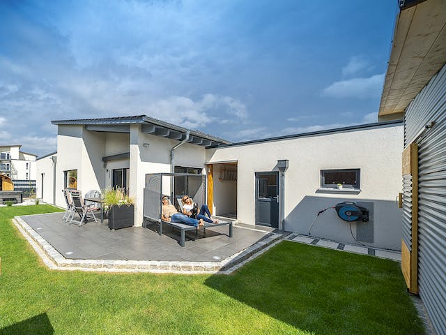 Fertighaus Bungalow 143 von FischerHaus Schlüsselfertig ab 522647€, Bungalow Außenansicht 2