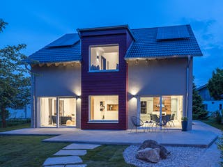 Fertighaus Musterhaus CasaMina von FischerHaus Schlüsselfertig ab 546490€, Satteldach-Klassiker Außenansicht 1