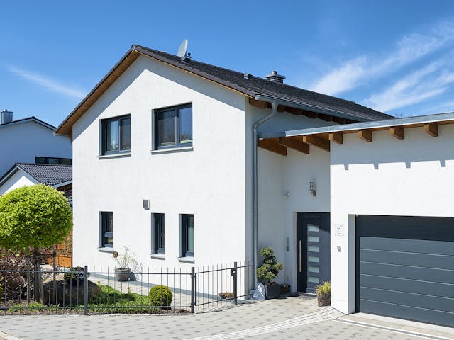 Fertighaus Modern 146 von FischerHaus Schlüsselfertig ab 472006€, Satteldach-Klassiker Außenansicht 1 Fertighaus Modern 146 von FischerHaus Schlüsselfertig ab 472006€, Satteldach-Klassiker Außenansicht 1