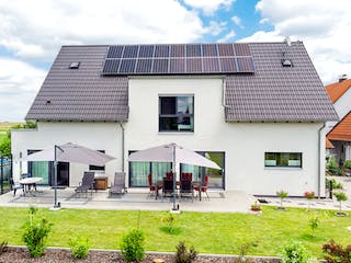 Fertighaus Modern 234 von FischerHaus Schlüsselfertig ab 870718€, Satteldach-Klassiker Außenansicht 1