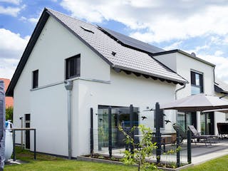 Fertighaus Modern 234 von FischerHaus Schlüsselfertig ab 870718€, Satteldach-Klassiker Außenansicht 2