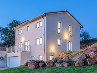 Fertighaus Modern 238 von FischerHaus Schlüsselfertig ab 548559€, Satteldach-Klassiker Außenansicht 1