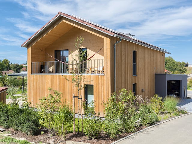Fertighaus F150 - Kega von Fluck Holzbau Schlüsselfertig ab 400000€, Satteldach-Klassiker Außenansicht 1