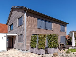 Fertighaus F172 - Gruber von Fluck Holzbau Schlüsselfertig ab 420000€, Satteldach-Klassiker Außenansicht 3