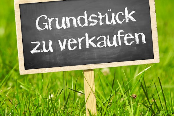 Dienstleister BB Bauberatung Grundstück zu verkaufen Schild auf Rasen