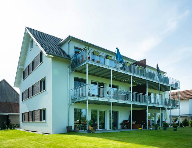 Komplett barrierefreies Fertighaus-Mehrfamilienhaus mit 6 Wohneinheiten, je mit Fußbodenheizung, Luft-Wasser-Wärmepumpe, Fahrstuhl und Keller von Frammelsberger Holzbau