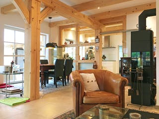 Fertighaus Alte Schmiede von Fuhrberger Zimmerei Betriebsges. mbH, Fachwerk Innenansicht 2