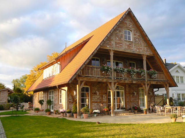 Fertighaus Klein Hansdorf von Fuhrberger Zimmerei Betriebsges. mbH, Fachwerk Außenansicht 1