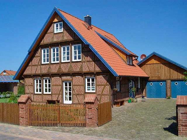 Fertighaus Pinus von Fuhrberger Zimmerei Betriebsges. mbH, Fachwerk Außenansicht 1 Fertighaus Pinus von Fuhrberger Zimmerei Betriebsges. mbH, Fachwerk Außenansicht 1