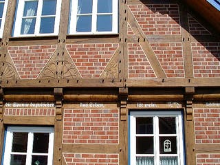 Fertighaus Pinus von Fuhrberger Zimmerei Betriebsges. mbH, Fachwerk Außenansicht 4