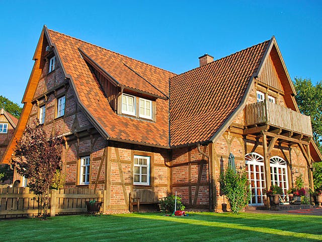 Fertighaus Zweiständerhaus von Fuhrberger Zimmerei Betriebsges. mbH, Fachwerk Außenansicht 1