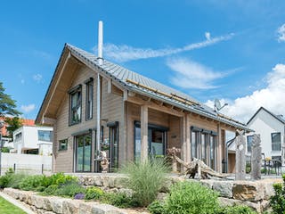 Blockhaus Auf der Röth von Fullwood Wohnblockhaus Bausatzhaus ab 200000€, Blockhaus Außenansicht 3