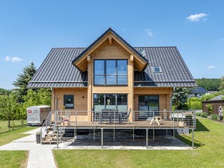 Blockhaus Köterbergblick von Fullwood Wohnblockhaus Bausatzhaus ab 250000€, Blockhaus Außenansicht 3