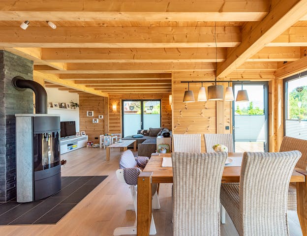 Traditionelles Blockhaus innen modern eingerichtet