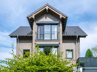 Blockhaus Kreuzblick von Fullwood Wohnblockhaus Bausatzhaus ab 260000€, Satteldach-Klassiker Außenansicht 4