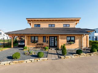 Blockhaus Neffelbach von Fullwood Wohnblockhaus Ausbauhaus ab 300000€, Pultdachhaus Außenansicht 2