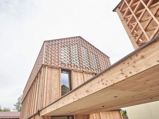 Fertighaus Holzhaus in Holzkirchen von GRUBER.HAUS Schlüsselfertig ab 2500000€, Satteldach-Klassiker Außenansicht 2