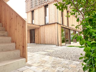 Fertighaus Holzhaus in Holzkirchen von GRUBER.HAUS Schlüsselfertig ab 2500000€, Satteldach-Klassiker Außenansicht 3