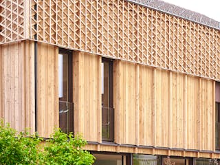 Fertighaus Holzhaus in Holzkirchen von GRUBER.HAUS Schlüsselfertig ab 2500000€, Satteldach-Klassiker Außenansicht 4