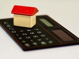 Kleines Haus auf Taschenrechner