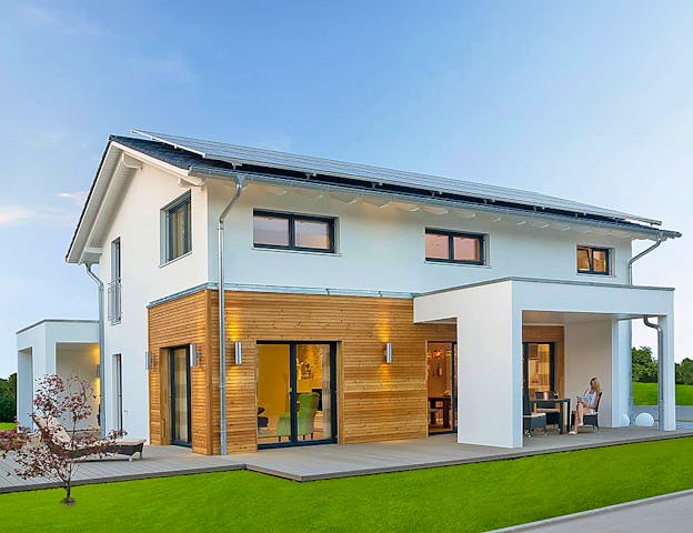 Das Einfamilienhaus mit Satteldach von Haas Fertigbau, gebaut als Musterhaus in Mannheim, könnte direkt aus dem Hausbau-Katalog stammen und zeigt genau wie ein Fertighaus im Katalog beispielhaft, was möglich ist.