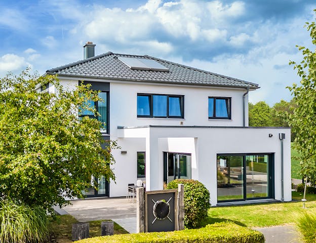 Schlüsselfertig als Effizienzhaus 40 Plus geplante Stadtvilla von Hanse Haus