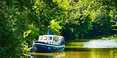 Ein Hausboot schwimmt auf einem Fluss