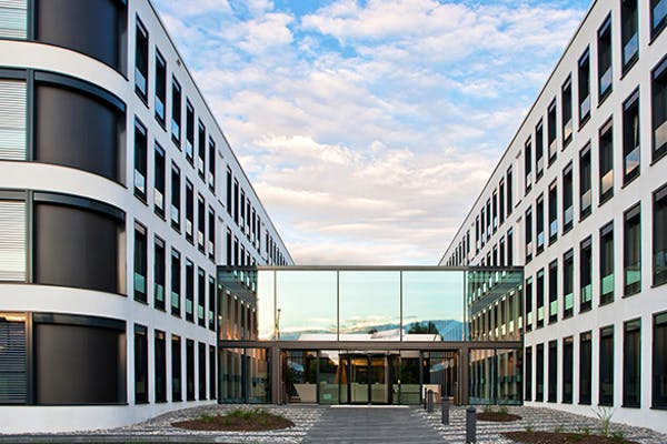 Modernes Gebäude mit großen Fensterfronten