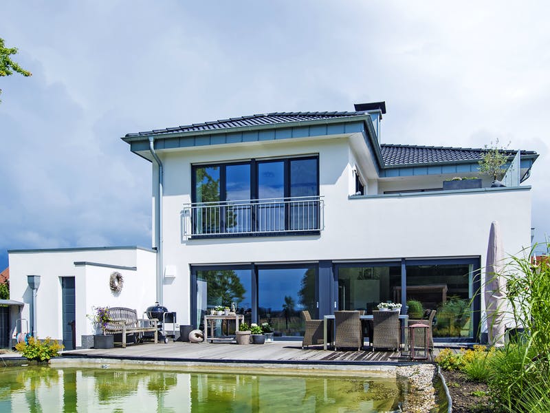 Dienstleister HELSTI Massivhaus Modernes Haus mit Terrasse von HelSti Massivhaus
