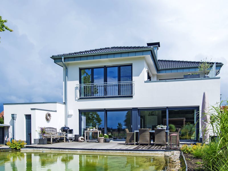 Modernes Haus mit Terrasse von HelSti Massivhaus