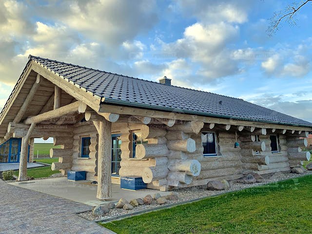 Blockhaus Blockhaus Gransee von Holzbau rustikal - Blockhäuser Bausatzhaus ab 91870€, Satteldach-Klassiker Außenansicht 1 Blockhaus Blockhaus Gransee von Holzbau rustikal - Blockhäuser Bausatzhaus ab 91870€, Satteldach-Klassiker Außenansicht 1
