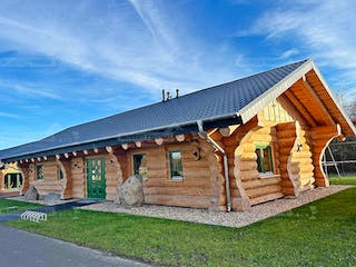 Blockhaus Blockhaus Hamburg von Holzbau rustikal - Blockhäuser Bausatzhaus ab 155235€, Satteldach-Klassiker Außenansicht 1