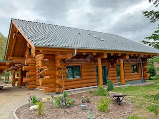 Blockhaus Blockhaus Uckermark von Holzbau Rustikal - Blockhäuser Bausatzhaus ab 243318€, Blockhaus Außenansicht 2