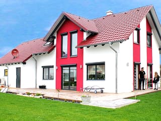 Fertighaus Homestory 057 von Lehner Haus Schlüsselfertig ab 274170€, Satteldach-Klassiker Außenansicht 1