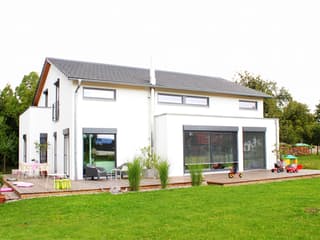 Fertighaus Homestory 088 von LEHNER HAUS Schlüsselfertig ab 442520€, Satteldach-Klassiker Außenansicht 2